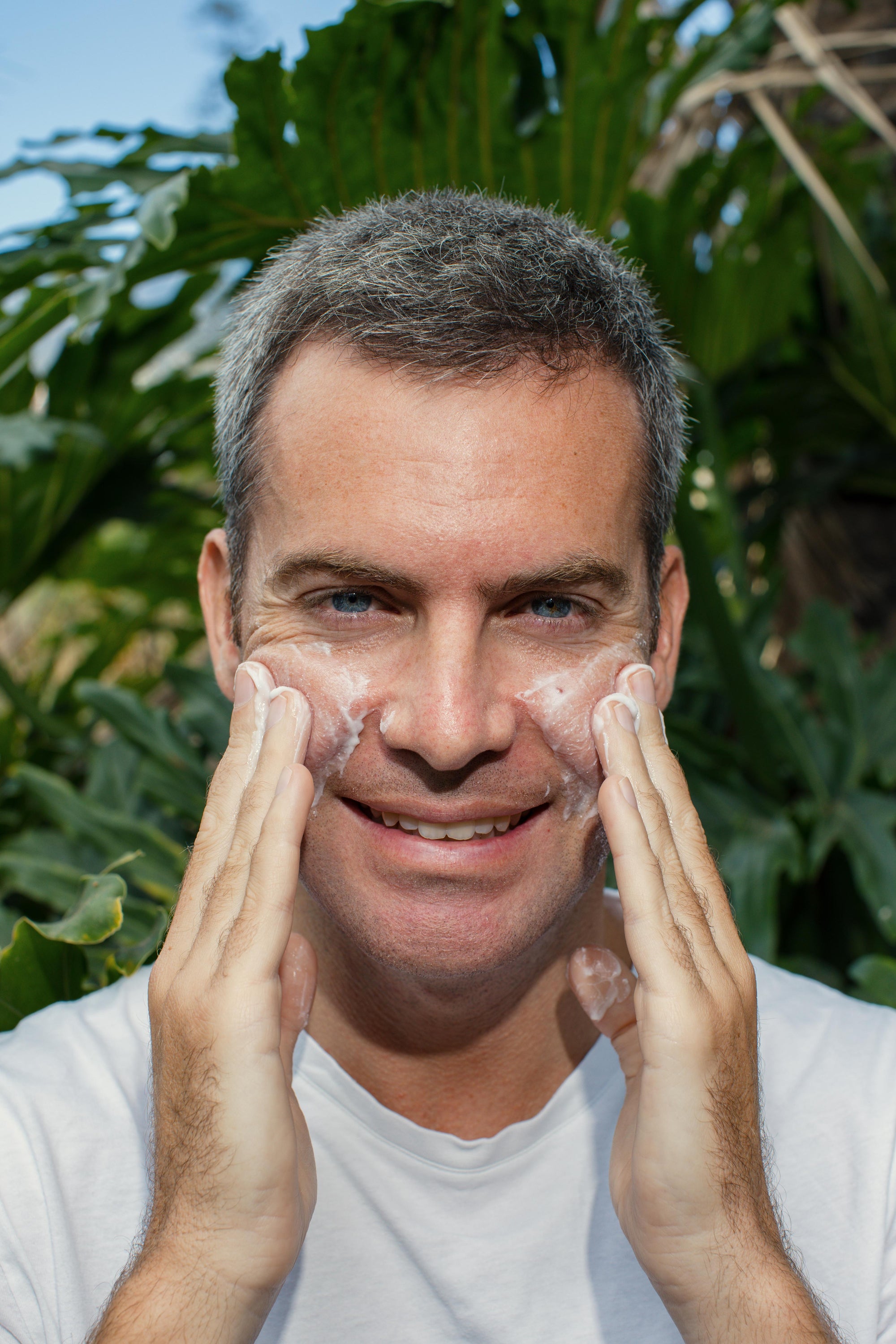 SÉRUM SOLAR HYALU-CICA SPF50+ · SKIN1004